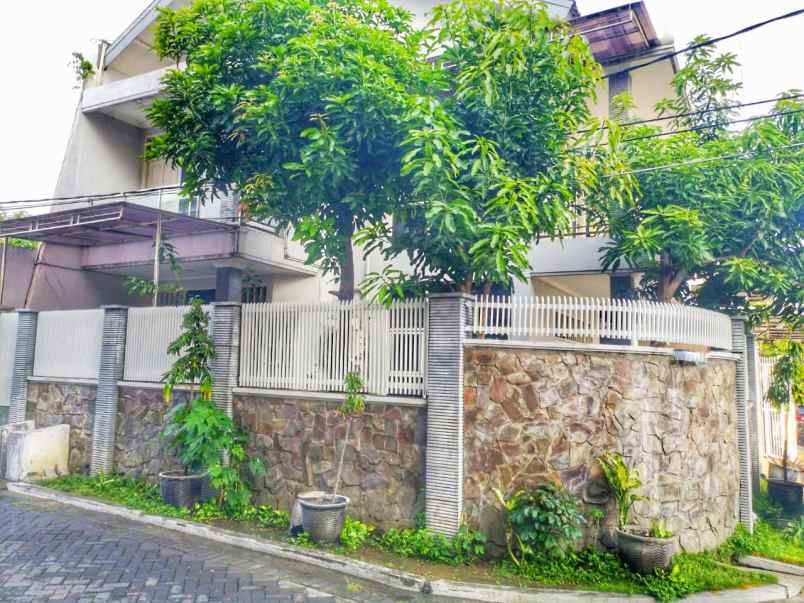 dijual rumah simpang darmo permai