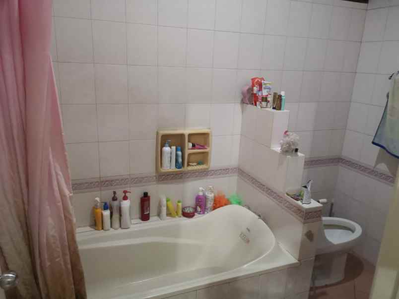 dijual rumah simpang darmo permai