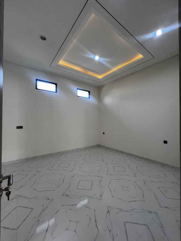 dijual rumah sorento pakuwon city