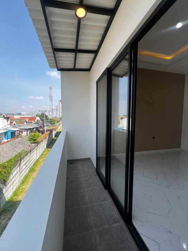 dijual rumah sorento pakuwon city
