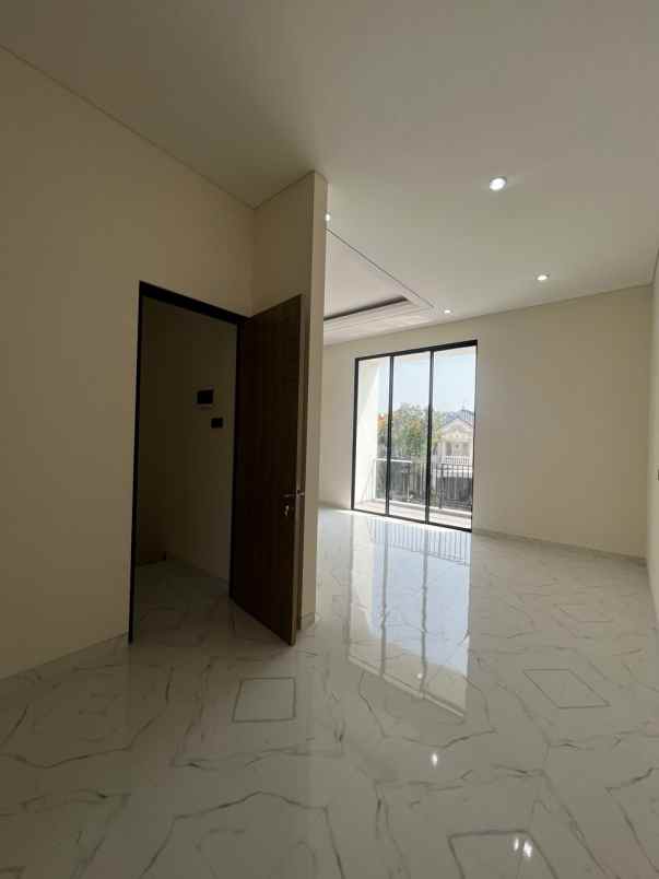 dijual rumah sorento pakuwon city