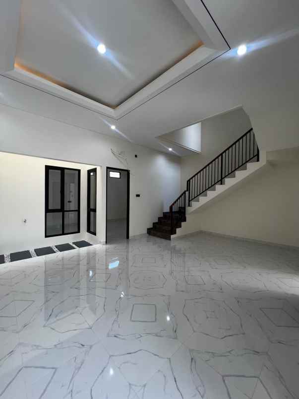 dijual rumah sorento pakuwon city
