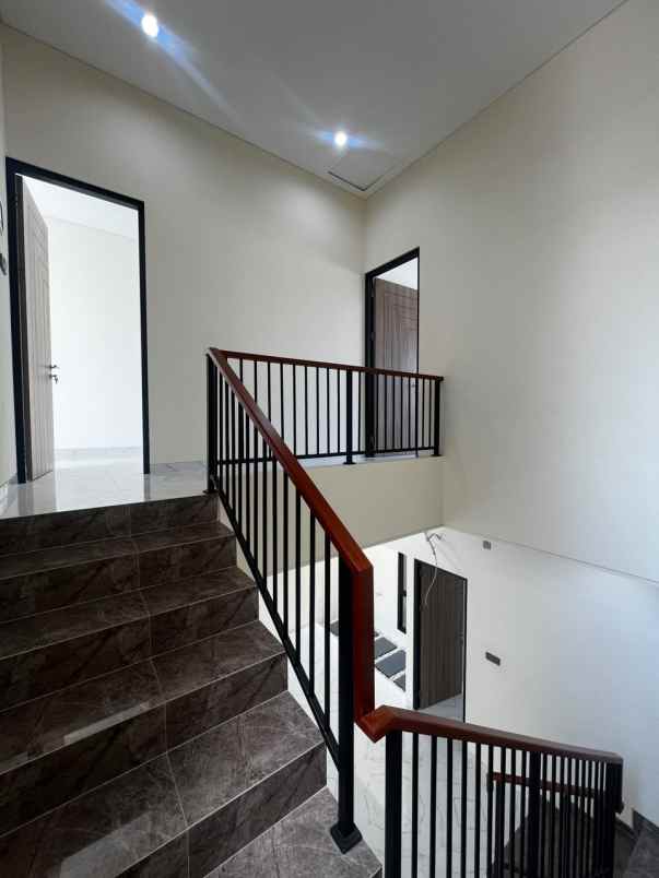 dijual rumah sorento pakuwon city