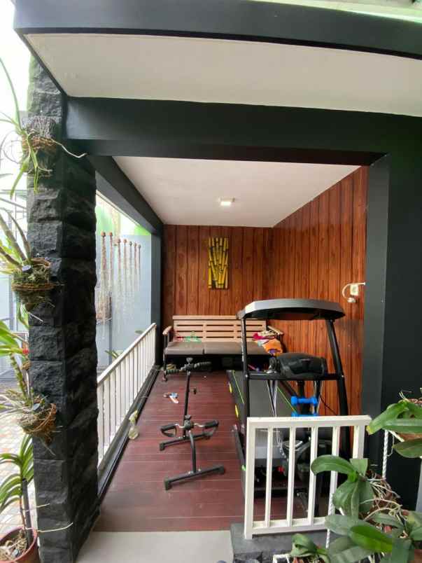 dijual rumah springhills sawojajar