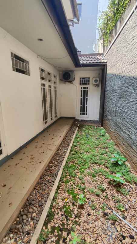 dijual rumah strategis pinggir jalan utama di cilandak