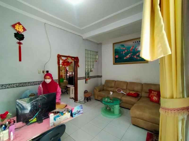 dijual rumah sutorejo prima