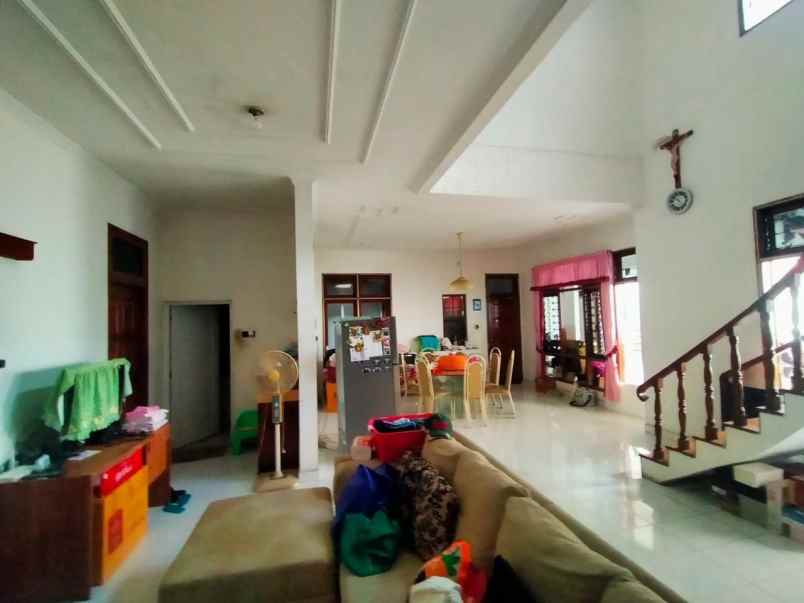 dijual rumah sutorejo prima