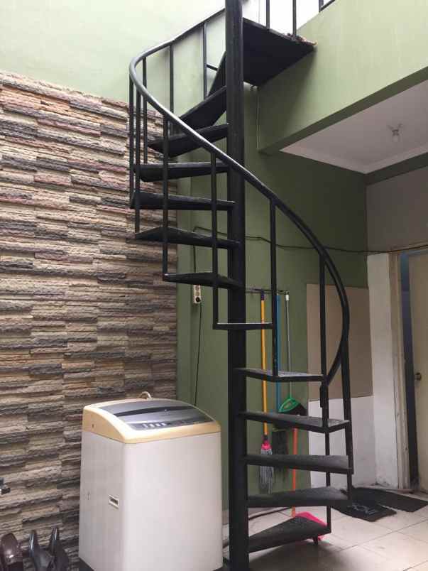 dijual rumah taman semanan indah