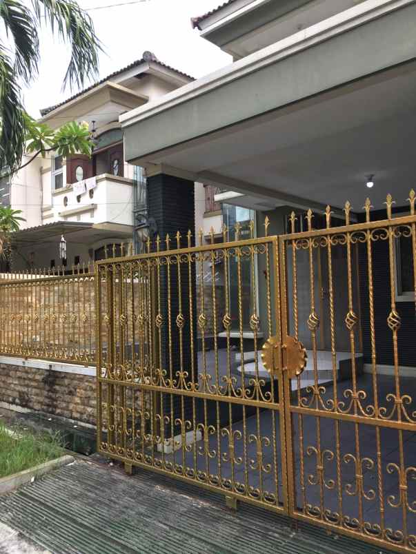 dijual rumah taman semanan indah