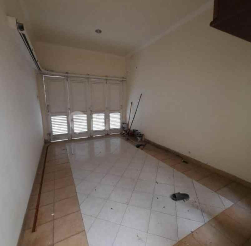 dijual rumah tenggilis utara