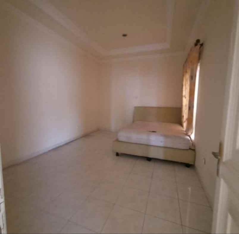 dijual rumah tenggilis utara