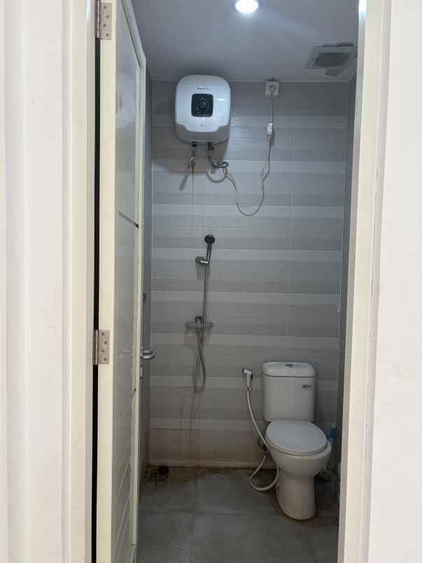 dijual rumah vila valensia lontar