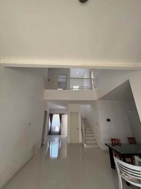 dijual rumah vila valensia lontar