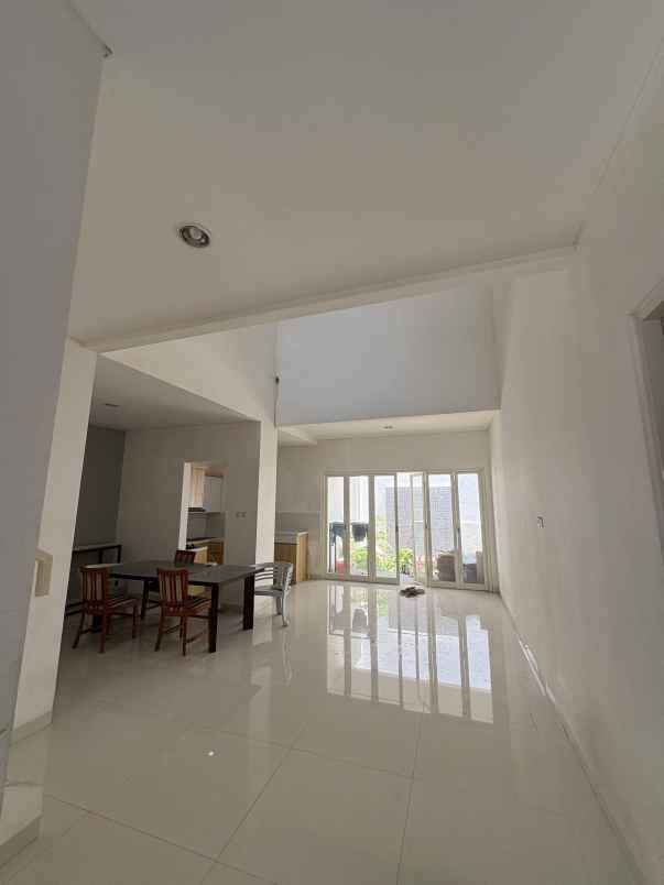 dijual rumah vila valensia lontar