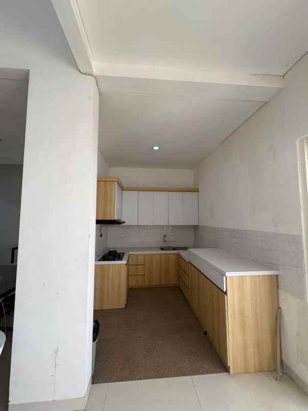 dijual rumah vila valensia lontar