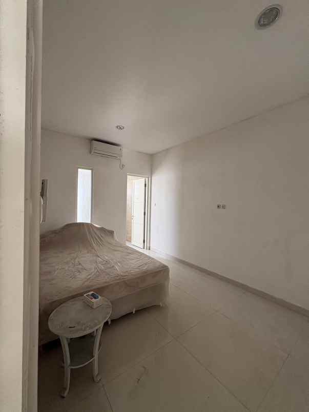 dijual rumah vila valensia lontar