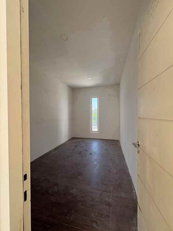 dijual rumah vila valensia lontar