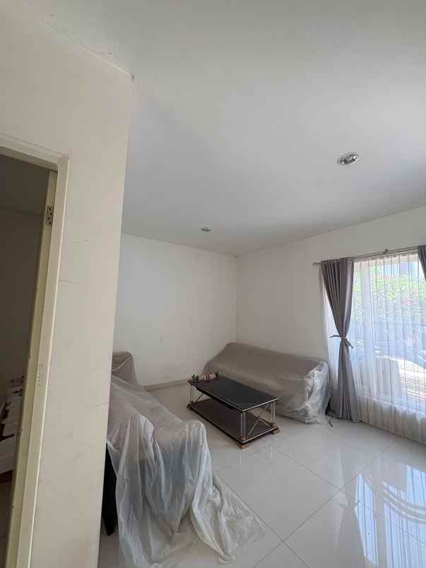 dijual rumah vila valensia lontar