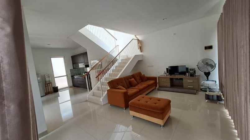 dijual villa jalan taman dayu
