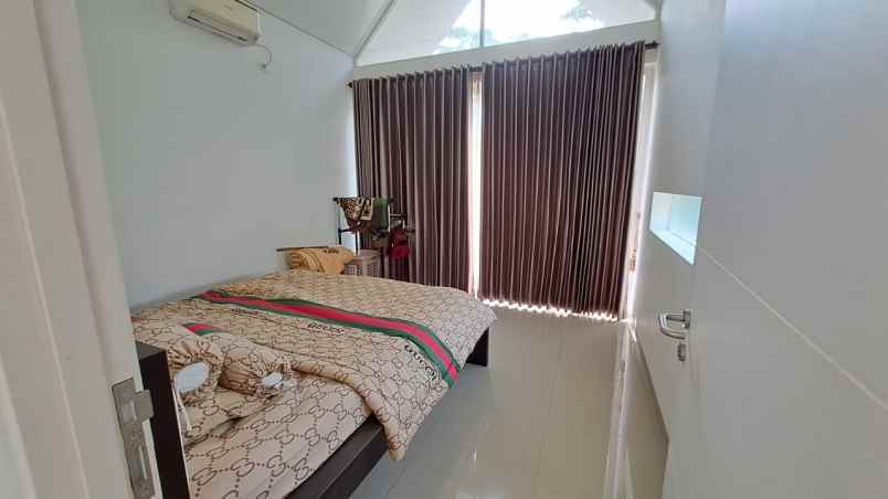 dijual villa jalan taman dayu