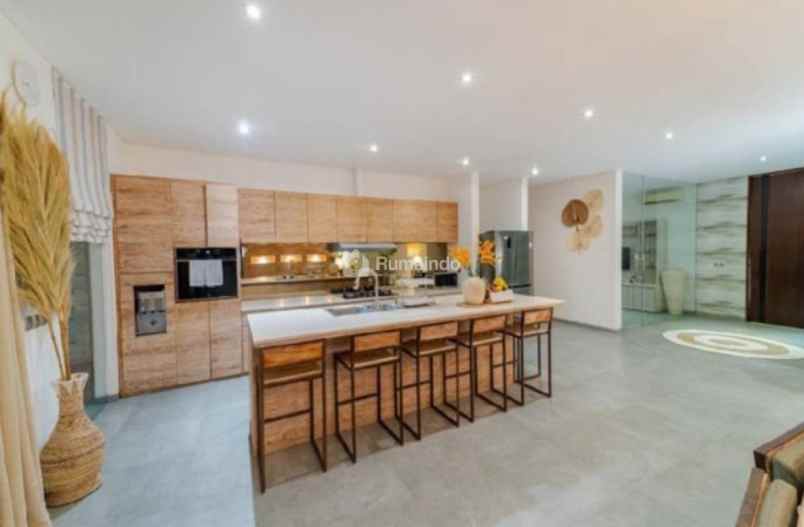 dijual villa jalan utama babakan cangu bali