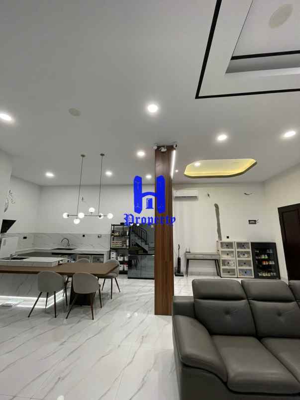 dijual villa komplek imperial mansion