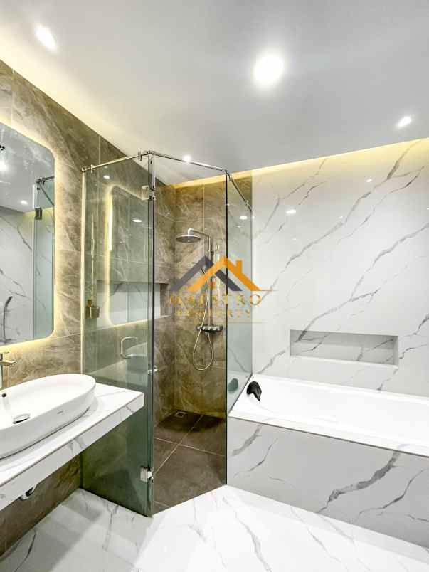 dijual villa komplek imperial mansion