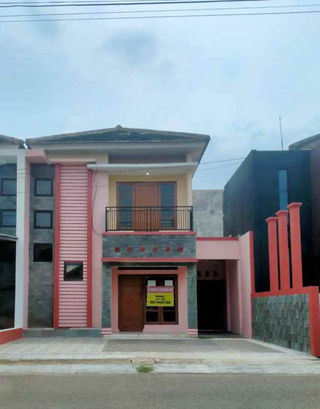 disewakan rumah 2 lantai nyaman murah