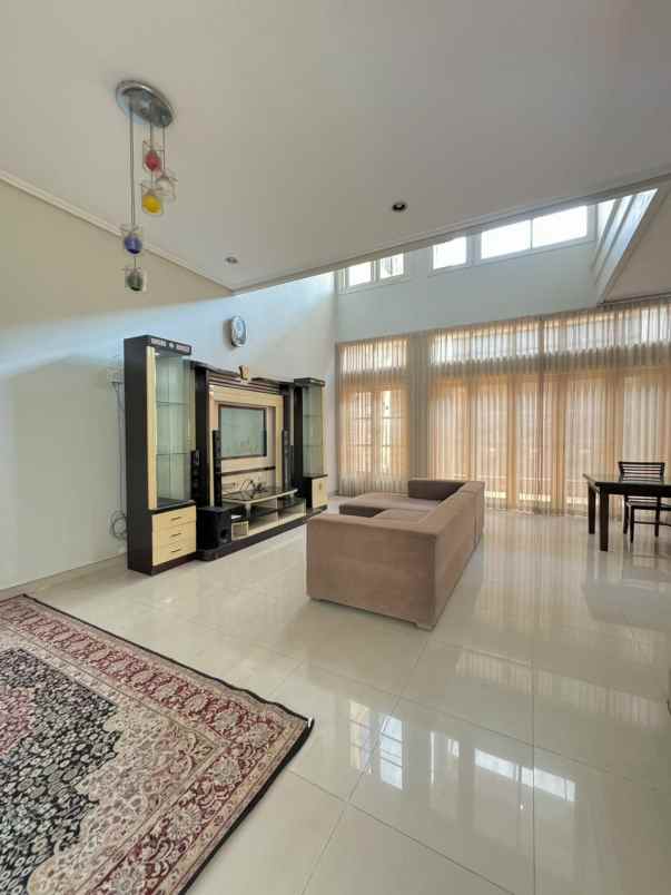 disewakan rumah central park a yani ketintang