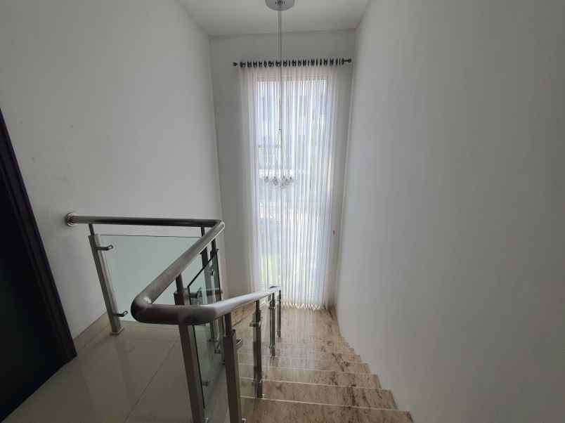 disewakan rumah golf island pik