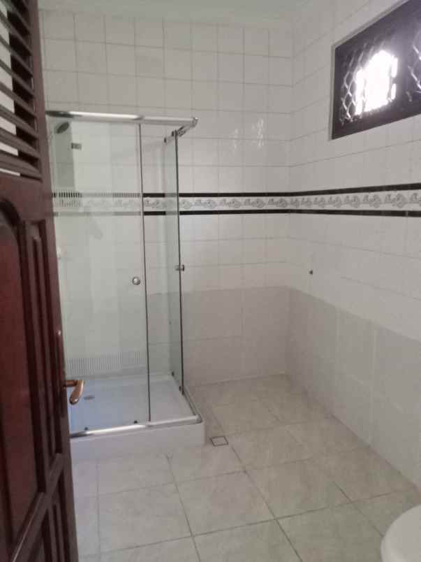 disewakan rumah satelit row 3 mobil surabaya barat
