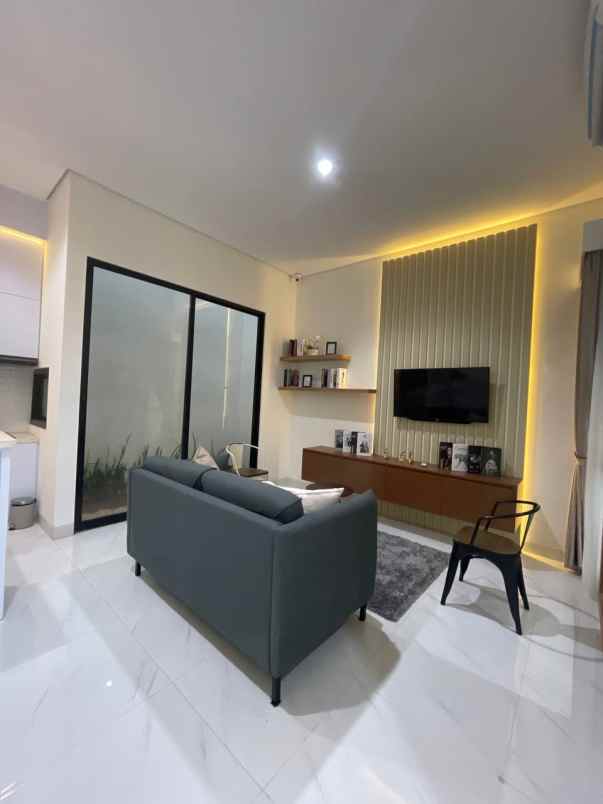 dp 50 jt rumah 3 lantai siap huni di tangerang selatan