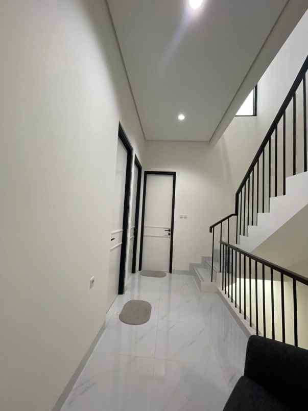dp 50 jt rumah 3 lantai siap huni di tangerang selatan