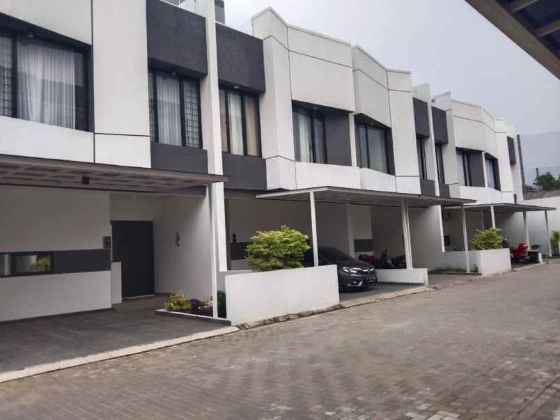 dp 50 jt rumah 3 lantai siap huni di tangerang selatan