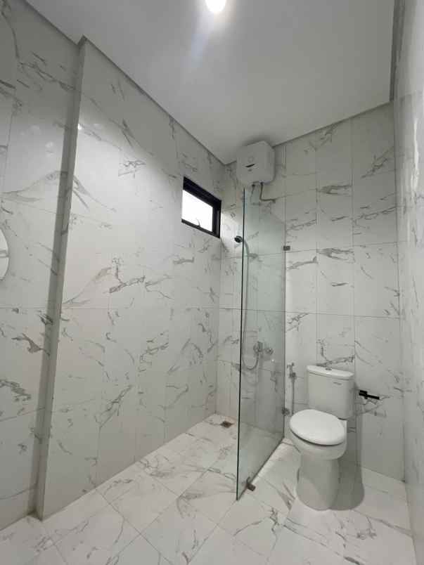 dp 50 jt rumah 3 lantai siap huni di tangerang selatan