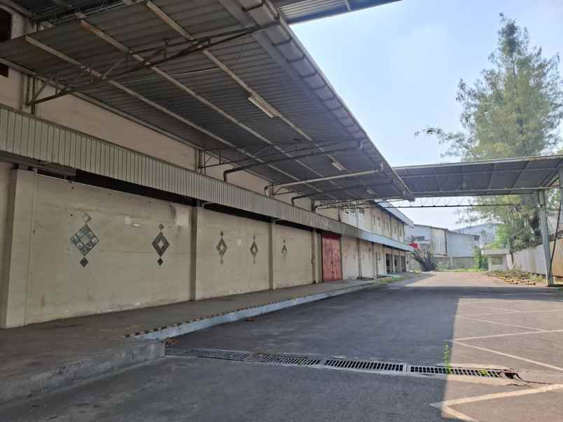 gudang di kawasan industri pulo gadung jakarta timur