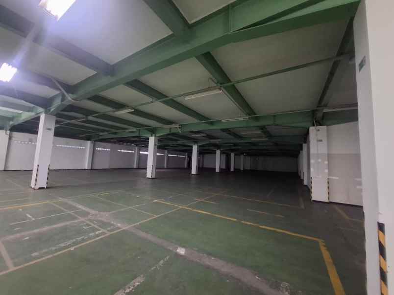 gudang di kawasan industri pulo gadung jakarta timur