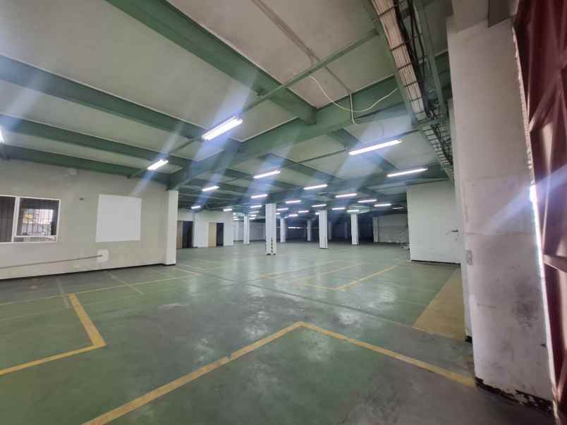 gudang di kawasan industri pulo gadung jakarta timur