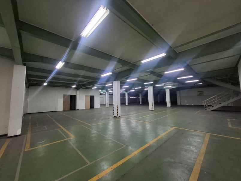 gudang di kawasan industri pulo gadung jakarta timur