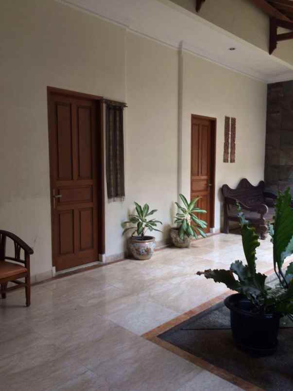 jual rumah hook mewah dengan pool di gudang peluru