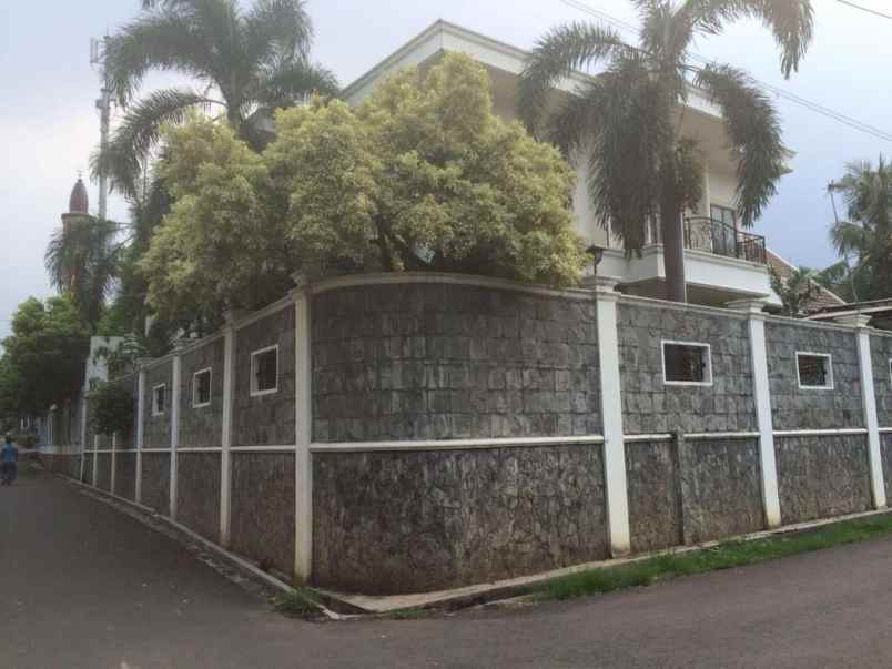 jual rumah hook mewah dengan pool di gudang peluru