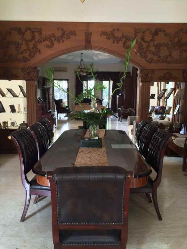 jual rumah hook mewah dengan pool di gudang peluru