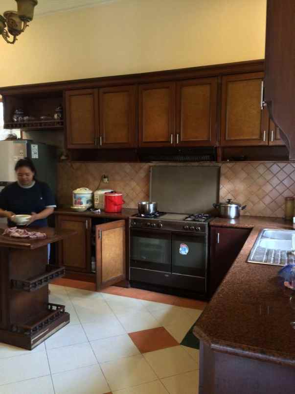 jual rumah hook mewah dengan pool di gudang peluru
