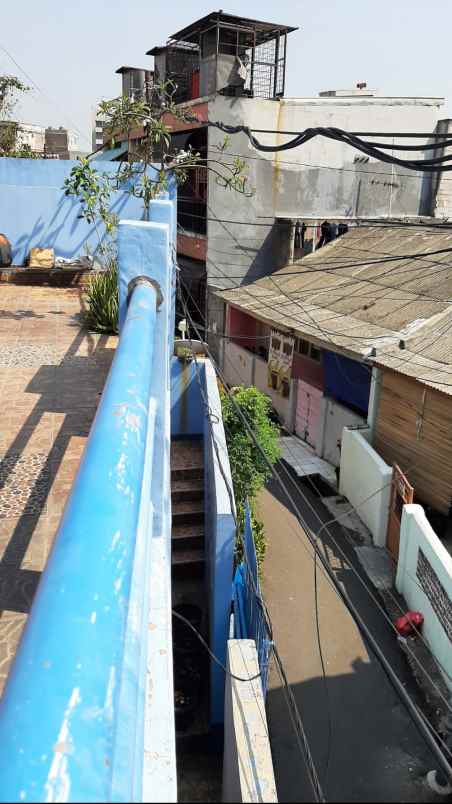 kost biru tomang tinggi strategis nyaman bebas banjir