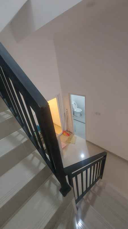 over kredit 135jt rumah 2 lantai di sukmajaya depok
