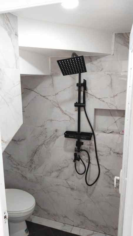 over kredit 165jt rumah 2 lantai dekat stasiun depok