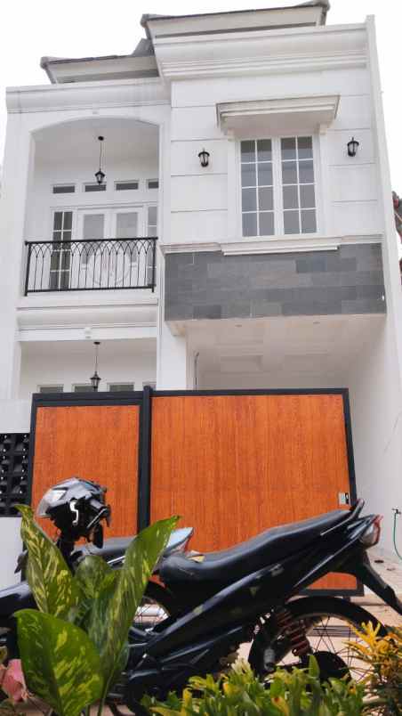 over kredit 165jt rumah 2 lantai dekat stasiun depok
