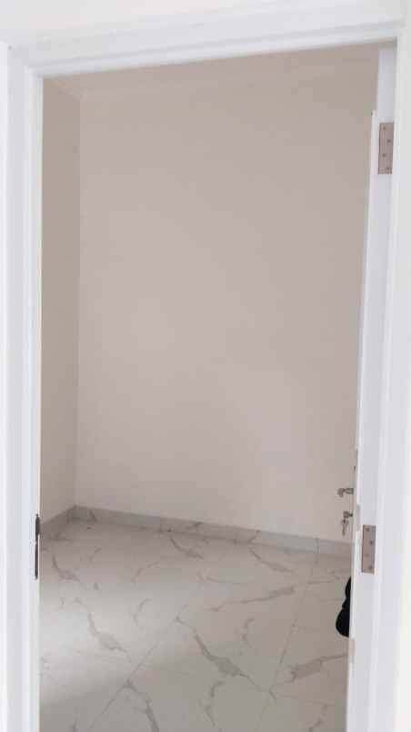 over kredit 165jt rumah 2 lantai dekat stasiun depok