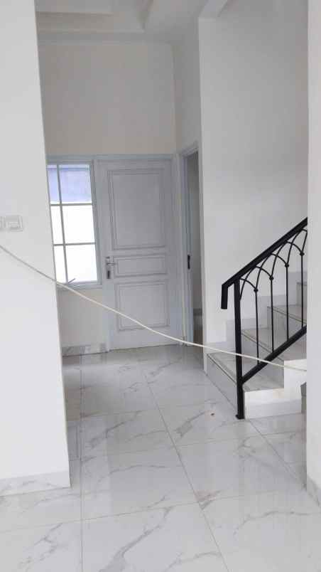 over kredit 165jt rumah 2 lantai dekat stasiun depok