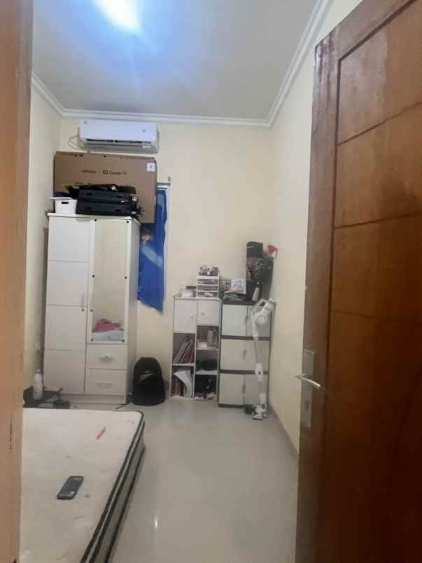 over kredit 60jt rumah dekat stasiun depok